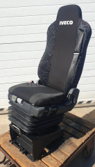 Sedadlo řidiče ISRI IVECO - vzduchová sedačka po kompletní opravě pro nákladní automobily i autobusy - lyžiny 215 mm, ovladače vlevo, na podstavci